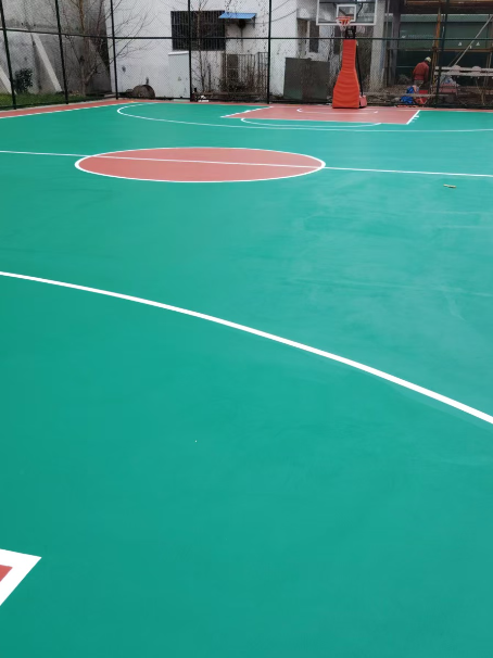 新龙镇 球场长期使用易出现地面开裂